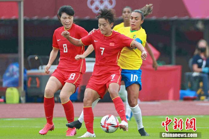 中国女足和巴西女足在比赛中。图片来源：视觉中国