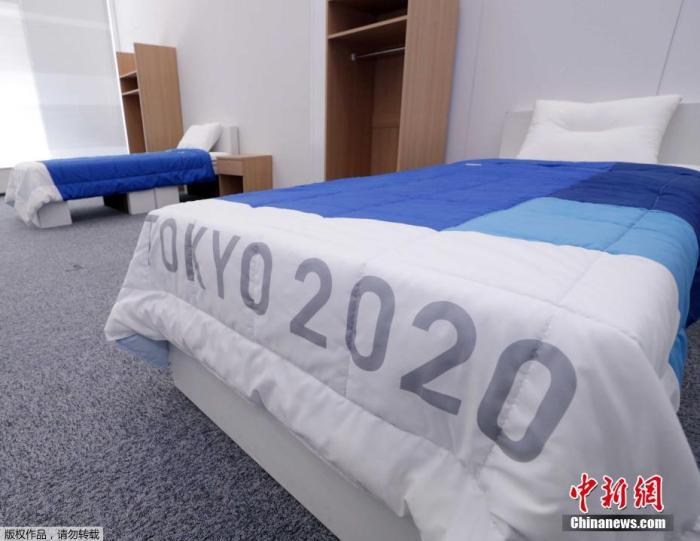 东京奥运会奥运村、残奥会残奥村使用的床、桌子、衣柜等家具亮相，其中床腿是用纸板做的。