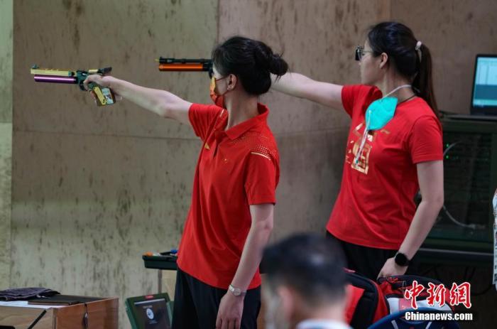 7月21日，日本东京奥运会射击馆，中国射击队运动员在进行赛前训练。 /p中新社记者 杜洋 摄