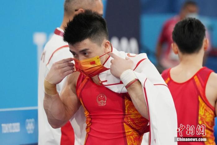 当地时间7月21日，各国运动员在位于东京的有明体操体育馆进行适应场地训练。图为中国选手结束训练后戴上口罩。 /p中新社记者 韩海丹 摄