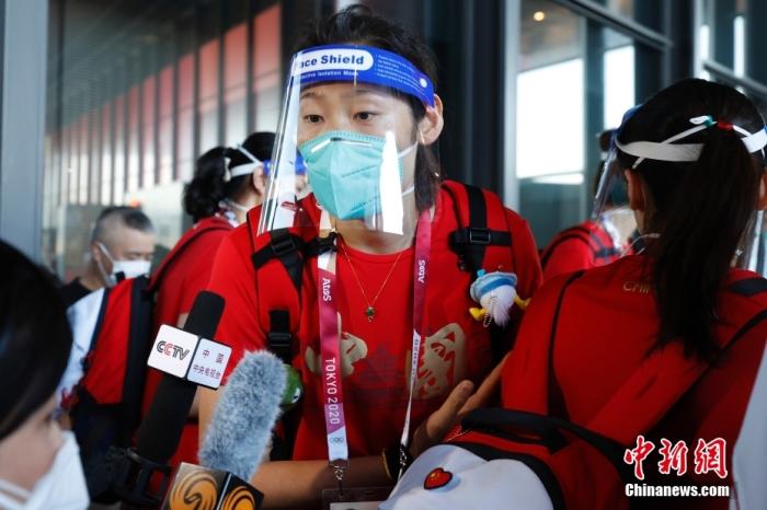 7月19日，参加东京奥运会的中国女排队员抵达东京成田机场。图为朱婷接受媒体采访。 /p中新社记者 韩海丹 摄
