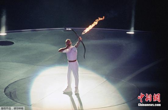 资料图:37岁的安·雷波略在离焰塔70米处用弓箭将火把射出,“射燃”了21米高塔上火炬台,点燃奥运圣火。 资料图:37岁的安·雷波略在离焰塔70米处用弓箭将火把射出,“射燃”了21米高塔上火炬台,点燃奥运圣火。