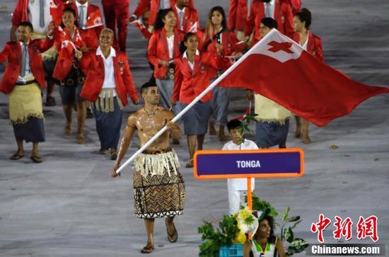 资料图：图为2016年8月5日，马拉卡纳体育场，当赤裸上身、着传统服饰的皮塔引领汤加代表团走入里约奥运会开幕式现场时，瞬间“圈粉”无数。