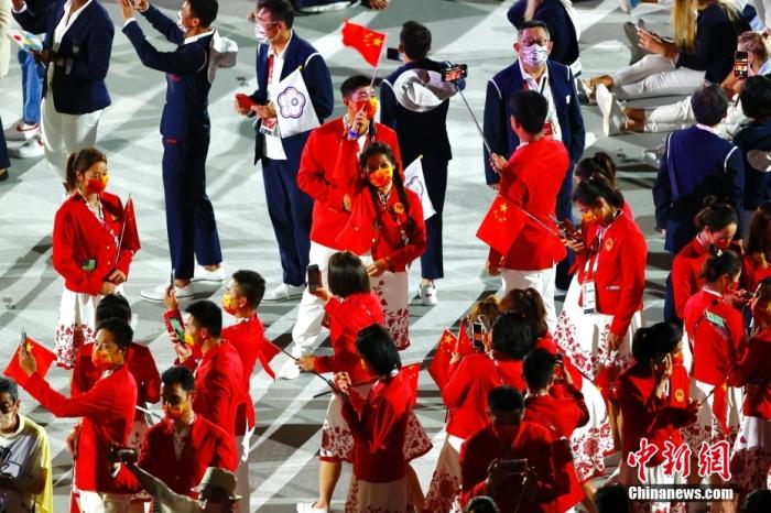 7月23日，第32届夏季奥林匹克运动会开幕式在日本东京新国立竞技场举行。图为中国体育代表团。 /p中新社记者 富田 摄