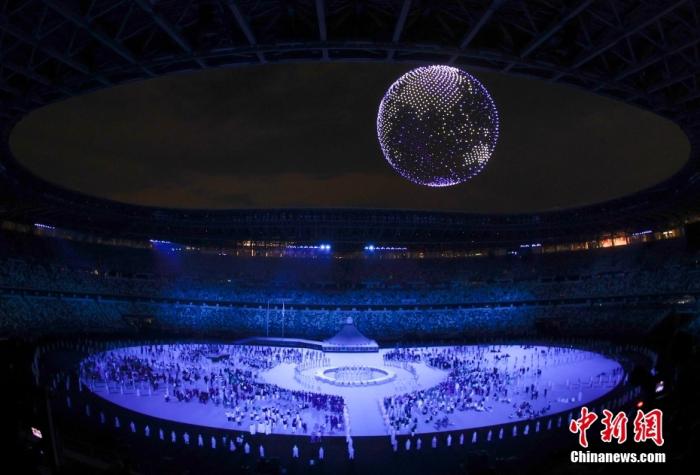 7月23日，第32届夏季奥林匹克运动会开幕式在日本东京新国立竞技场举行。图为开幕式上的无人机表演。 /p中新社记者 杜洋 摄