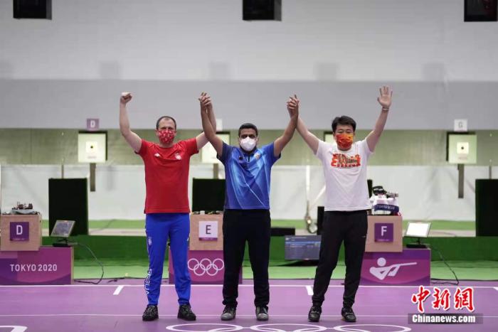 男子10米手枪前三名，庞伟(右)收获一枚铜牌。 /p中新社记者 杜洋 摄