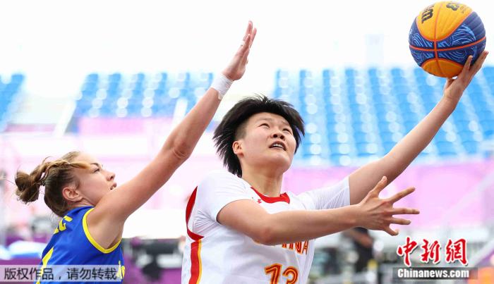 中国三人女篮(白)在比赛中。
