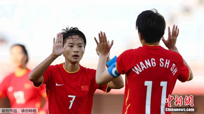 中国女足在比赛中。