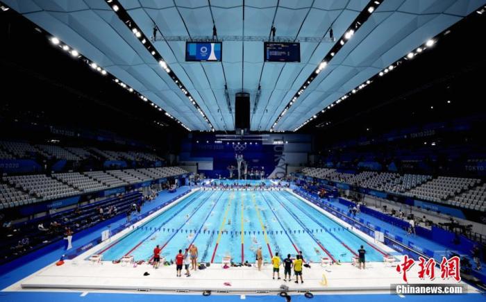 7月21日，参加东京奥运会游泳比赛的选手在东京水上运动中心训练。 /p中新社记者 杜洋 摄