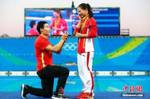 资料图：2016里约奥运女子三米板决赛赛后，秦凯向刚刚获得银牌的何姿求婚。富田 摄