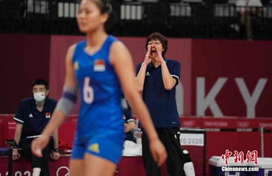 当地时间7月27日，首战失利的中国女排迎来东京奥运会第二场小组赛。队长朱婷带伤上场，砍下全队最高的18分，但中国队仍以0：3不敌美国女排，遭遇东京奥运小组赛两连败。/p中新社记者 杜洋 摄
鍏