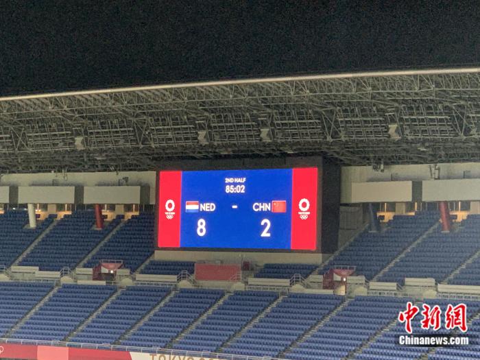 大屏幕上刺眼的比分。 卞立群 摄 大屏幕上刺眼的比分。 卞立群 摄