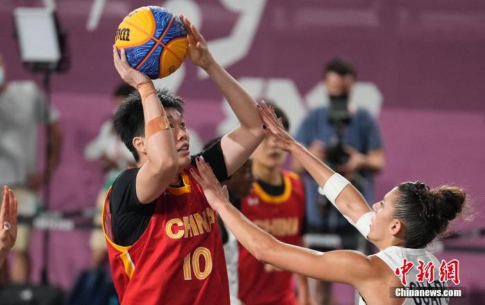 7月28日晚，在东京奥运会女子三人篮球铜牌战中，中国女子三人篮球队以16：14击败法国队，夺得了中国代表团在该项目上的首枚奖牌。/p中新社记者 杜洋 摄
