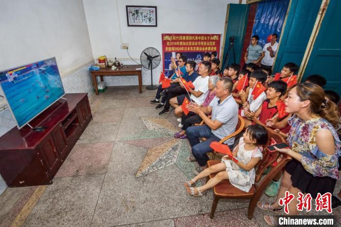 翟颖的家乡父老在电视机前为她加油。　李忠林 摄