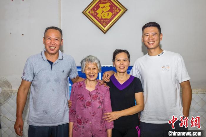 翟颖的爸爸、奶奶、姑姑、哥哥在家乡为她鼓劲。　李忠林 摄