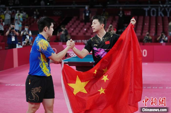 马龙以4：2战胜樊振东卫冕乒乓球男单冠军。/p中新社记者 韩海丹 摄