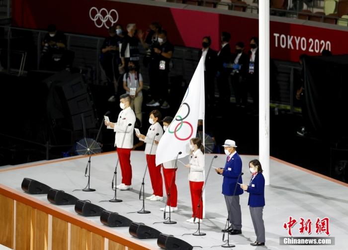 7月23日，第32届夏季奥林匹克运动会开幕式在日本东京新国立竞技场举行。图为裁判员、运动员和教练员代表在开幕式上宣誓。 /p中新社记者 富田 摄 