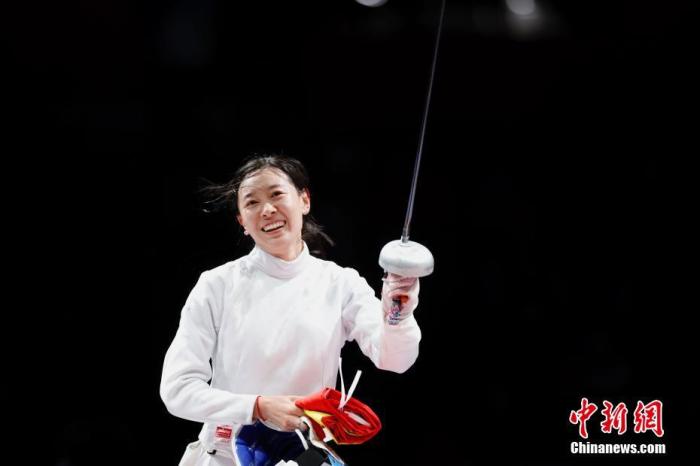 7月24日晚，东京奥运会女子重剑个人赛结束了决赛的较量，中国选手孙一文以11：10战胜罗马尼亚选手波佩斯库，夺得冠军。这是中国体育代表团在本届奥运会的第三枚金牌。图为孙一文在比赛场地内。/p中新社记者 富田 摄