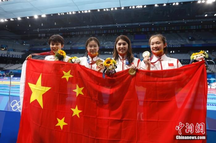 当地时间7月29日，东京奥运会女子4x200米自由泳接力决赛中，由张雨霏、杨浚瑄、李冰洁和汤慕涵组成的中国队以7分40秒33的成绩夺得冠军，并打破世界纪录。这也是中国代表团在此次奥运会上的第14枚金牌。/p中新社记者 富田 摄