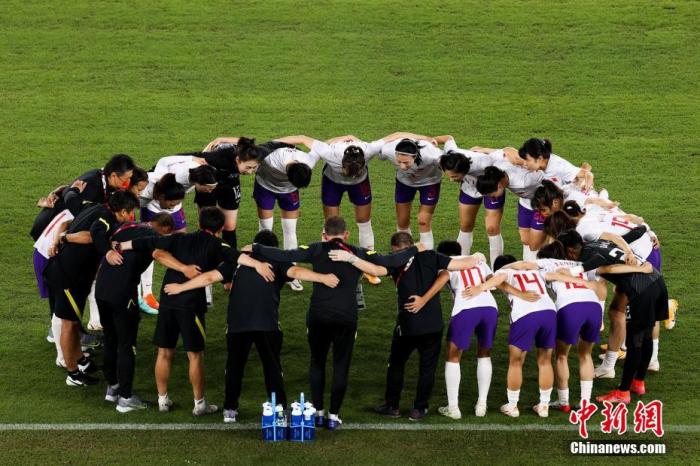 7月27日晚，在东京奥运会女足小组赛最后一轮中，中国队以2：8负于荷兰队，三场小组赛一平两负无缘小组出线，告别东京奥运会。图片来源：视觉中国