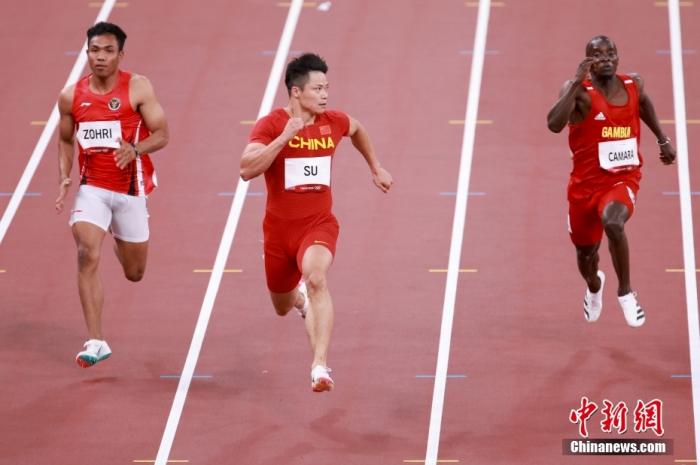 7月31日晚，东京奥运会男子100米第1轮比赛进行，中国选手苏炳添跑出了10秒05的成绩，排在小组第二，成功晋级。/p中新社记者 富田 摄