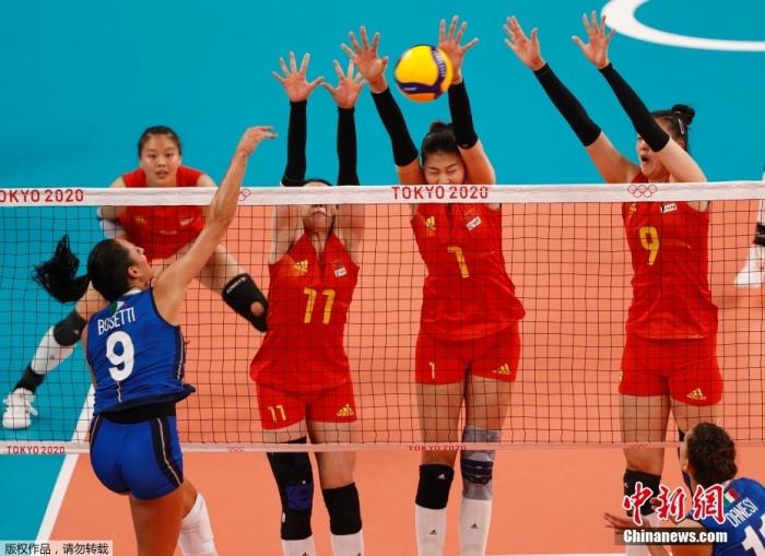 7月31日，东京奥运会女子排球小组赛第四轮举行，中国女排以3：0战胜意大利。虽然中国女排在比赛开始前已确定无缘小组出线，但姑娘们仍然不放弃每一个球的争夺，最终赢下对手，迎来东京奥运会首胜！