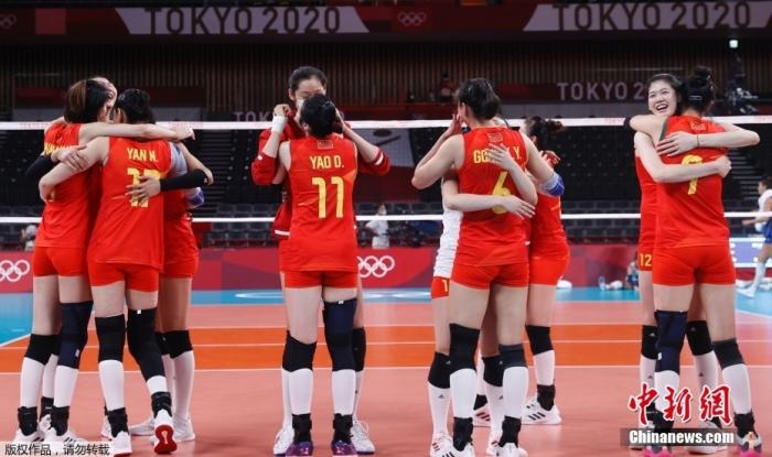 7月31日，东京奥运会女子排球小组赛第四轮举行，中国女排以3：0战胜意大利。虽然中国女排在比赛开始前已确定无缘小组出线，但姑娘们仍然不放弃每一个球的争夺，最终赢下对手，迎来东京奥运会首胜！图为女排姑娘们赛后紧紧拥抱在一起。