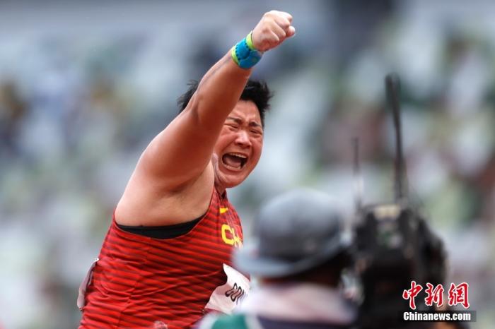 当地时间8月1日，东京奥运会女子铅球决赛，中国名将巩立姣投出20米58的个人最佳成绩成功夺冠。这是巩立姣职业生涯首枚奥运金牌，也是中国田径队在本届奥运会收获的第一枚金牌。/p中新社记者 富田 摄