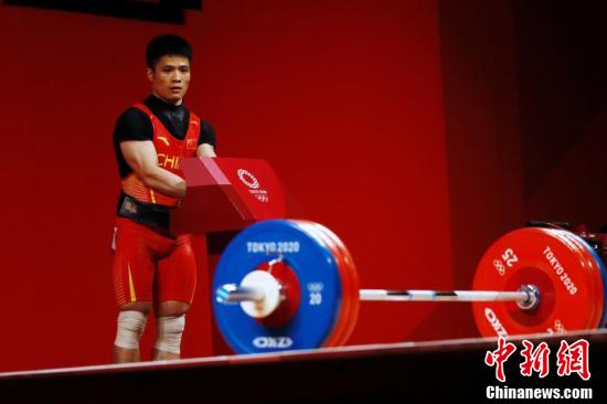 在东京奥运会男子举重61公斤级比赛中，中国选手李发彬以抓举141公斤、挺举172公斤、总成绩313公斤获得冠军。图为李发彬在挺举比赛中。 /p中新社记者 韩海丹 摄
