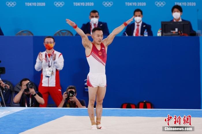 8月1日，中国队选手肖若腾在比赛中完成所有动作。当日，在东京奥运会体操男子自由操决赛中，中国队选手肖若腾获得铜牌。 /p中新社记者 韩海丹 摄