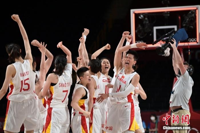 7月30日晚，东京奥运会女篮小组赛继续进行，首场取胜的中国女篮迎战澳大利亚。经过四节激烈较量，中国队76：74险胜，取得2连胜同时提前晋级八强。图为女篮队员庆祝胜利。图片来源：视觉中国