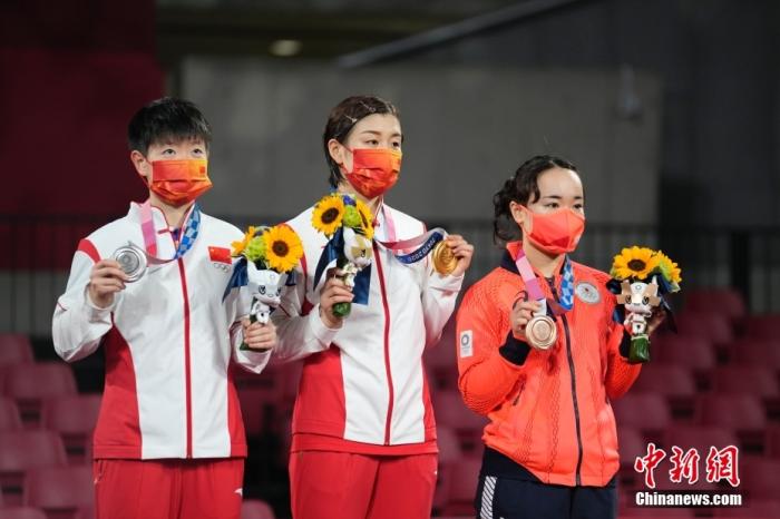7月29日，在东京奥运会乒乓球女子单打决赛中，中国选手陈梦以4比2战胜队友孙颖莎，夺得冠军。图为颁奖仪式。 /p中新社记者 杜洋 摄