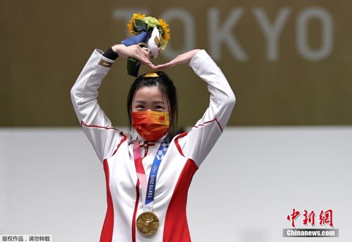 7月24日，中国姑娘杨倩取得东京奥运会女子10米气步枪金牌后，在颁奖仪式上比出萌萌的爱心动作。