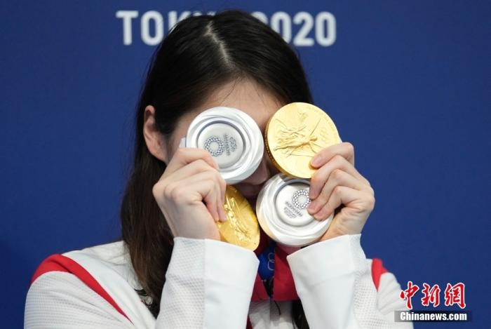 当地时间8月1日，东京奥运会游泳比赛全部结束，张雨霏在游泳馆展示自己的四块奖牌，拍照留念。本届奥运会，张雨霏游了12枪共收获了2金2银，是当之无愧的“劳模”。/p中新社记者 杜洋 摄