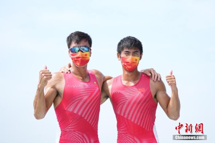 7月28日，刘治宇(右)/张亮在比赛后庆祝。当日，在东京奥运会赛艇项目男子双人双桨决赛中，中国组合刘治宇/张亮获得铜牌。 /p中新社记者 韩海丹 摄
