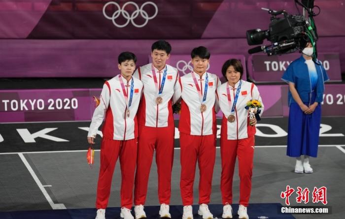 7月28日，东京奥运会女子三人篮球铜牌战中，中国三人女篮16-14击败法国队，获得女子三人篮球铜牌。美国队获得冠军，俄罗斯奥委会获得亚军。 图为颁奖仪式。 /p中新社记者 杜洋 摄 　
