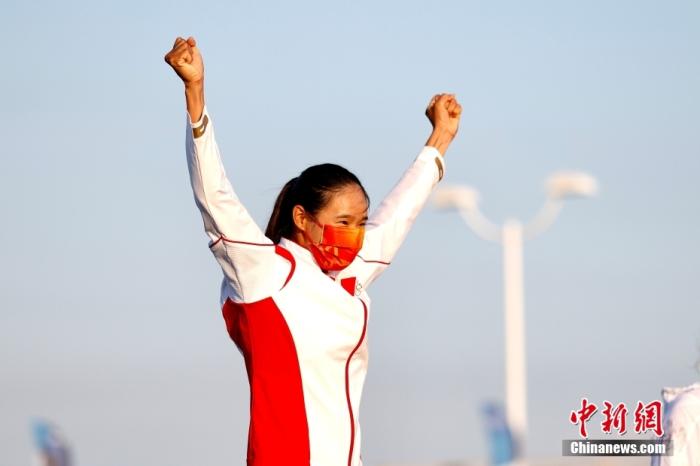 北京时间7月31日，在东京奥运会女子帆板RS：X级奖牌赛中，中国选手卢云秀发挥出色，获得该项目金牌。这也是中国代表团在本届奥运会上的第20枚金牌。图为卢云秀振臂庆祝夺冠。 /p中新社记者 富田 摄