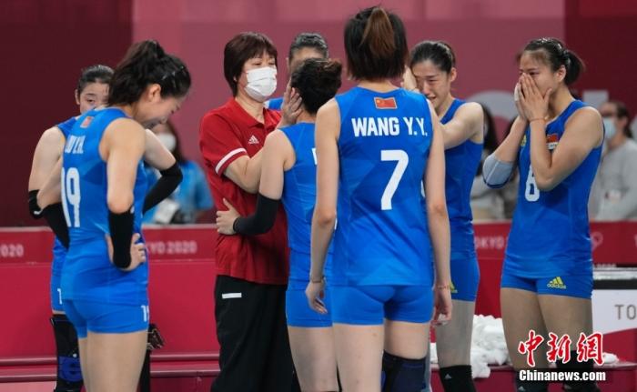 北京时间8月2日下午，中国女排迎来与阿根廷女排的较量。提前两轮无缘小组出线的中国女排在比赛中依旧全力以赴，最终以3:0(25:15，25:22，25：19)完胜对手。至此，中国女排以小组赛2胜3负的战绩结束了东京奥运之旅。图为比赛结束后，郎平拥抱队员。 /p中新社记者 杜洋 摄