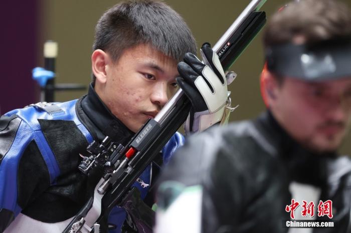 北京时间2日，在东京奥运会男子50米步枪三姿比赛中，以资格赛第二名闯入决赛的中国选手张常鸿发挥出色，以466环的成绩打破世界纪录、奥运会并夺冠。图片来源：视觉中国