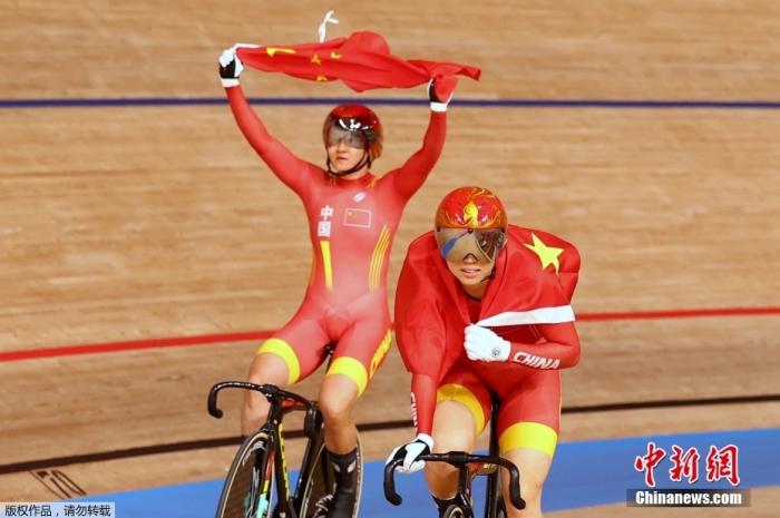 北京时间8月2日，在东京奥运会场地自行车女子团体争先赛中，由钟天使和鲍珊菊组成的中国队以31秒895夺得冠军。这是中国代表团的第28金。图为钟天使(左)和鲍珊菊(右)庆祝胜利。