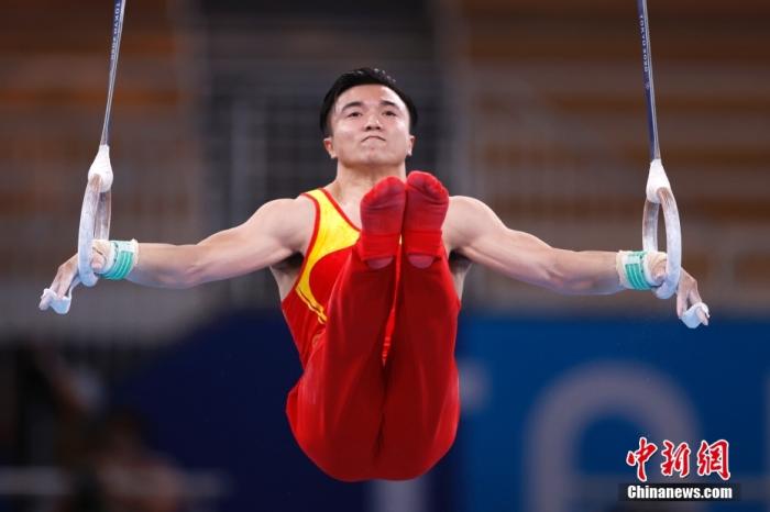 北京时间8月2日，在东京奥运会男子体操单项吊环的比赛中，中国选手刘洋以15.500分夺得冠军。图为刘洋在比赛中。 /p中新社记者 富田 摄