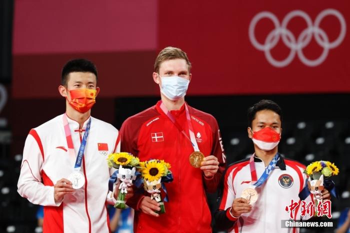 北京时间8月2日晚，在东京奥运会羽毛球男子单打决赛中，中国选手谌龙以0：2(21:15、21:12)不敌丹麦选手安赛龙，获得一枚银牌。图为颁奖仪式现场。 /p中新社记者 韩海丹 摄