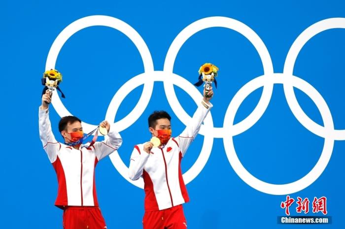 当地时间7月28日，东京奥运会男子双人3米板对决中，中国组合谢思埸 王宗源以467.82分的绝对实力夺冠。/p中新社记者 富田 摄