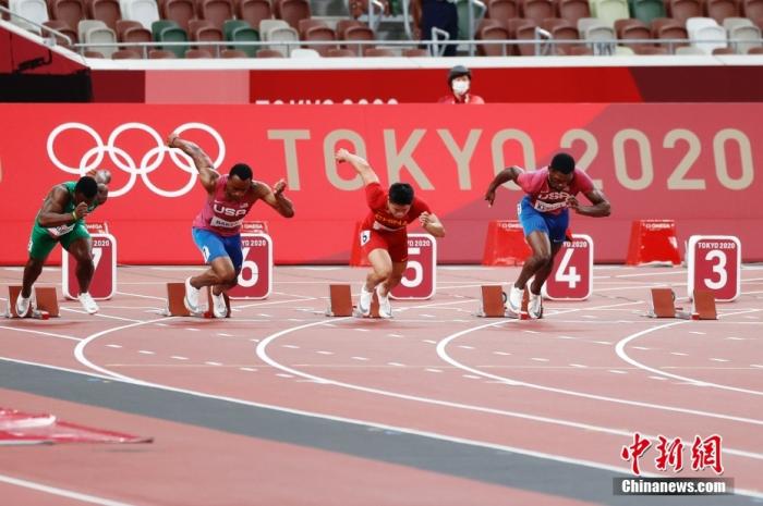 北京时间8月1日晚，在东京奥运会男子百米决赛中，中国选手苏炳添以9.98秒的成绩获得第六名，作为首位闯进奥运男子百米决赛的中国人，他再次创造了历史。/p中新社记者 韩海丹 摄