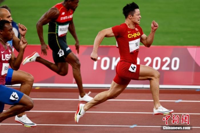 当地时间8月1日，东京奥运会男子百米半决赛上，中国飞人苏炳添以9秒83创下亚洲纪录，刷新个人最好成绩，成功晋级决赛，他也是首个进入奥运会决赛的中国飞人。/p中新社记者 富田 摄