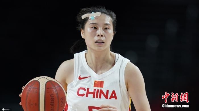 7月30日晚，东京奥运会女篮小组赛继续进行，首场取胜的中国女篮迎战澳大利亚。经过四节激烈较量，中国队76：74险胜，取得2连胜同时提前晋级八强。图为王思雨受伤后继续坚持比赛。图片来源：ICphoto