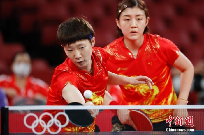 资料图：中国队球员陈梦/王曼昱(左)在比赛中。/p中新社记者 韩海丹 摄