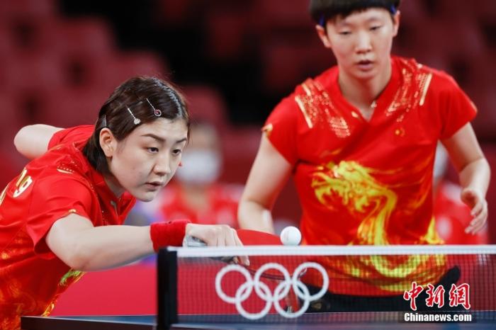 8月3日，中国队球员陈梦(左)/王曼昱在比赛中。当日，东京奥运会举行乒乓球女子团体比赛，中国队战胜新加坡队，晋级四强。 /p中新社记者 韩海丹 摄