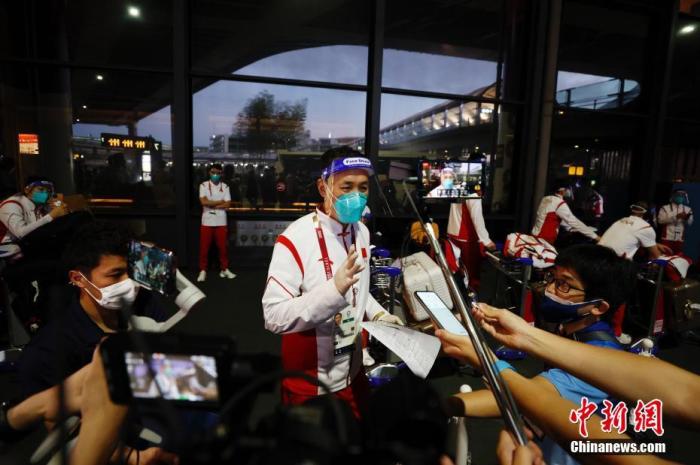 7月19日,参加东京奥运会的中国女篮运动员与教练团队抵达东京成田机场。图为女篮主教练许利民接受媒体采访。 中新社记者 韩海丹 摄 7月19日,参加东京奥运会的中国女篮运动员与教练团队抵达东京成田机场。图为女篮主教练许利民接受媒体采访。 /p中新社记者 韩海丹 摄