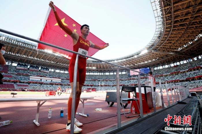 当地时间8月5日，东京奥运会男子三级跳远决赛中，中国选手朱亚明凭借在第五跳跳出的17米57的个人生涯最佳成绩，收获一枚宝贵的银牌。/p中新社记者 富田 摄
